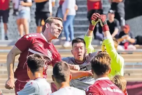 Handgemenge: FCK-Keeper Lennart Grill springt hoch, um zu fausten, und auch sein Mannschaftskamerad Christian Kühlwetter (Mitte)