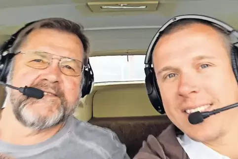 Unterwegs im Flieger: die Hagelabwehr-Piloten Otto-Wilhelm Umstätter (links) und Marc Umstätter aus Rheinhessen.