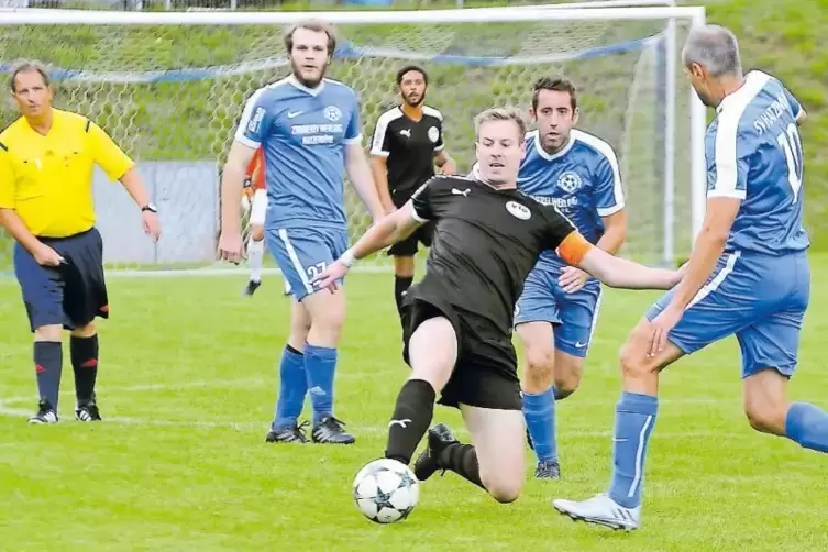 In Queichhambach: Philip Nickel (schwarz, VTG) spielt den Ball, ehe Matthias Orso (rechts) zur Stelle ist.