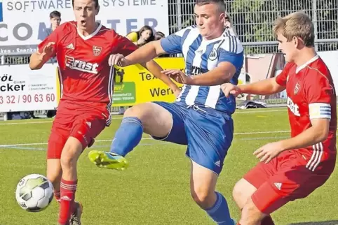 Nein, kein Treffer. : Niederauerbachs Stephan Grauer (Mitte) ist wacher als die Contwiger Jonas Redinger (links) und Johannes Eh