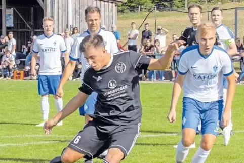 Perfekt gezielt: Dominik Scholl erzielt das 1:0 für die SG Niederkirchen/Morbach/Heiligenmoschel im Heimspiel gegen den SV Alsen