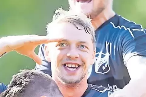 Torjubel: Sebastian Sieche nach seinem Treffer zum 1:0 für die SG Herschweiler-Pettersheim/Konken/Etschberg.