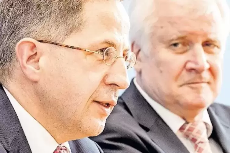 Innenminister Seehofer (rechts) will wissen, worauf Verfassungsschutzchef Maaßen „seine These stützt“.