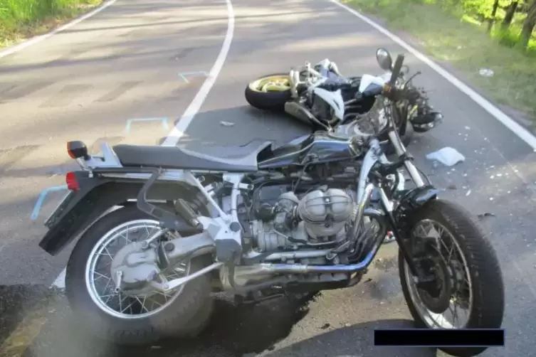 Die beiden Motorräder wurden stark beschädigt.  Foto: Polizei 