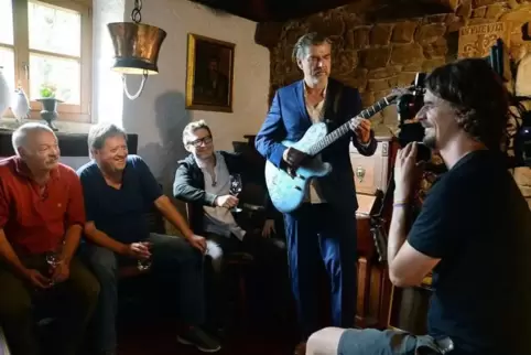 Während der Dreharbeiten im „Alten Spital“: (von links) Vincent Troesch, Redakteur Gisbert Baltes, Jens Ritter, Gitarrist „Kosho