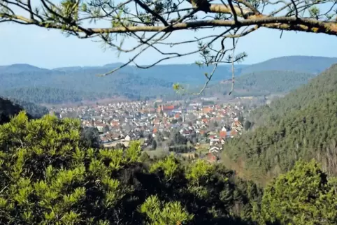 Eine der neuen Strecken ist der „Panoramaweg“, der unter anderem zum Lanzenfahrter Felsen führt, von dem sich diese Aussicht auf
