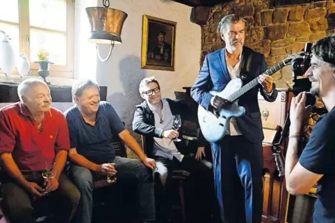 Während der Dreharbeiten im „Alten Spital“ (von links): Vinzenz Troesch, Redakteur Gisbert Baltes, Jens Ritter, Gitarrist „Kosho