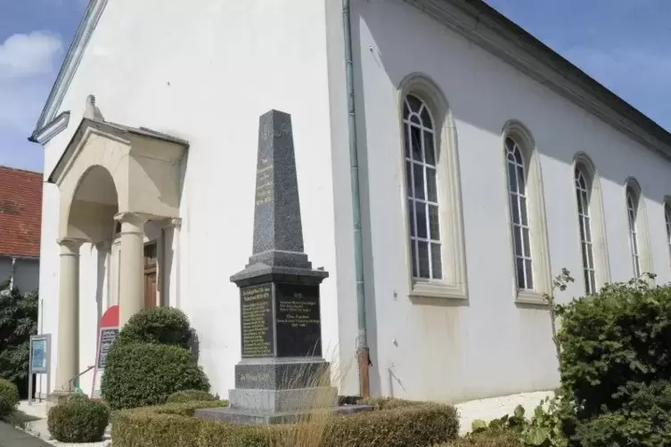 So sieht das Denkmal neben der Kirche derzeit aus: ohne Adler auf der Spitze. Foto: Kunz 
