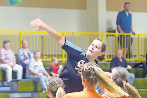 Spielertrainerin Sina Graf (beim Wurf) zeigte sich angesichts der „grandiosen Teamleistung“ sehr zufrieden mit ihrer Mannschaft.