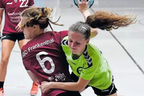 Hiergeblieben: Heiligensteins Hanna Heinrich (rechts) versucht, Emilia Bogusz zu stoppen.