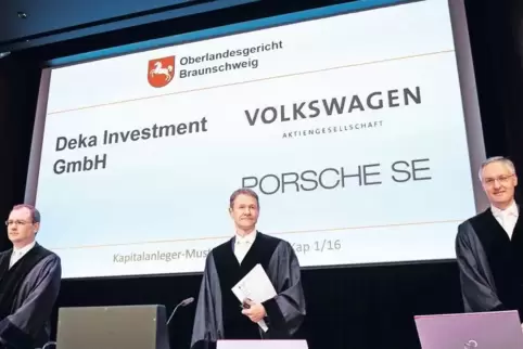 Die Richter Nicolai Stephan (von links nach rechts), Christian Jäde und Friedrich Hoffmann stehen zum Prozessauftakt im Oberland