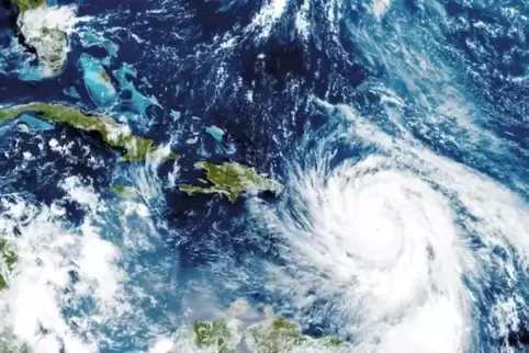 Im vergangenen Jahr trafen Naturkatastrophen die Versicherungsbranche hart. Dieses von der Nasa NOAA GOES Project zur Verfügung 