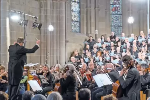 Ein zeit- und gesellschaftskritisches Konzert der Superlative: Mehr als 100 aktive Musiker unter der Leitung von Roland Lißmann 
