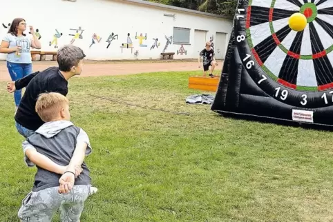 Eines von vielen Spielangeboten beim Sommerfest der Albert-Schweitzer-Schule war Fußball-Dart.