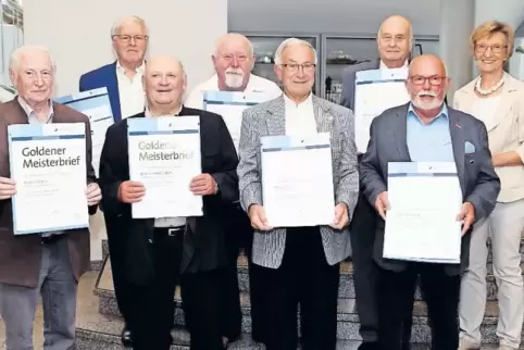 Goldene Meisterbriefe verlieh Kammerpräsidentin Brigitte Mannert (re.) an (v. li.) Klaus Wieser, Uli Giloi, Werner Hoffmann, Geo