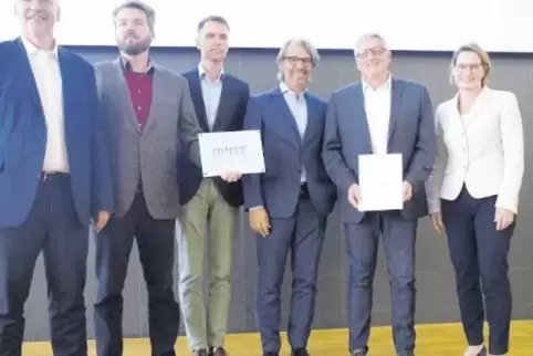 Schulleiter Rainer Fischer (Zweiter von rechts) freut sich über die Auszeichnungen. Neben ihm: Ministerin Stefanie Hubig.
