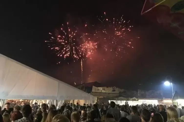 Farbenfrohes Himmelsspektakel: Zahlreiche Besucher haben sich am Montagabend das Feuerwerk beim Nordpfälzer Herbstfest in Rocken