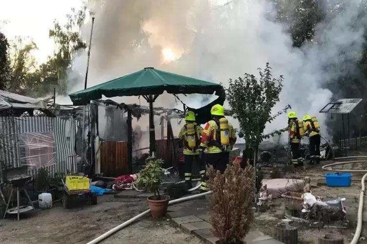 Wegen des dichten Rauchs war der Brand weithin sichtbar.  Foto: Feuerwehr Rheinauen, Einheit Waldsee