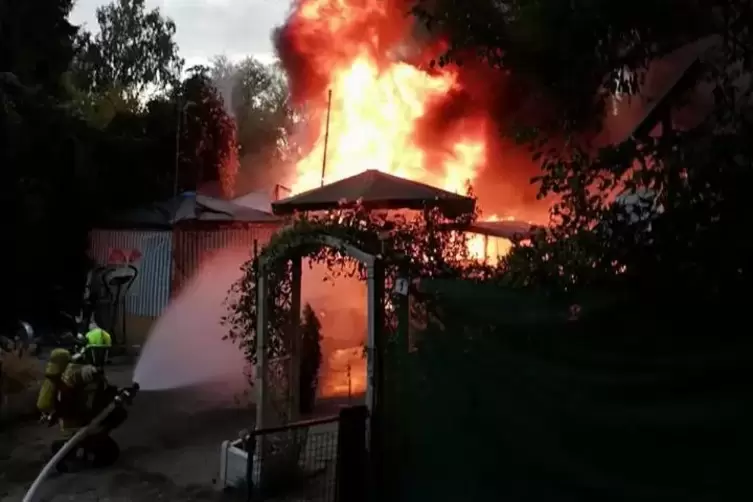 Waldsee_Wohnwagenbrand_2018_09_10_-01-_FEUERWEHR_RHEINAUEN.jpg