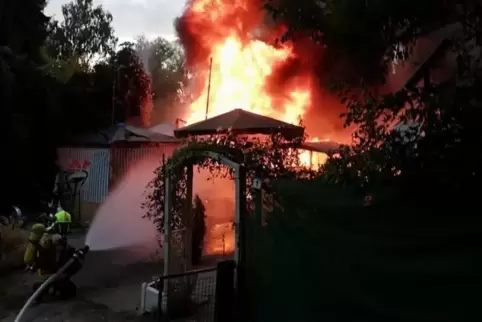 Waldsee_Wohnwagenbrand_2018_09_10_-01-_FEUERWEHR_RHEINAUEN.jpg