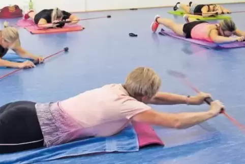 Sieht leichter aus als es ist: Das Training mit dem Schwungstab gehört im Bodyforming-Kurs des TuS 04 Dansenberg dazu. Der Verei