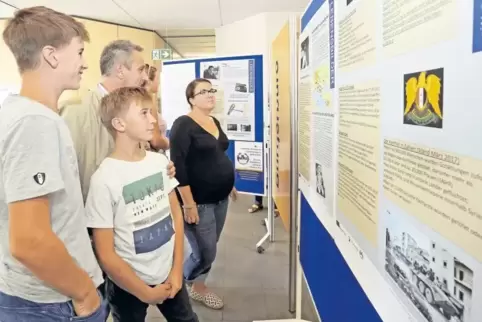 Lebensbilder sind derzeit im Rathaus zu sehen.