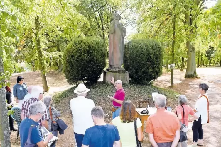 Manfred Mages berichtete den Besuchern beim Tag des offenen Denkmals am Schillerdenkmal von der Entstehung und der Geschichte de