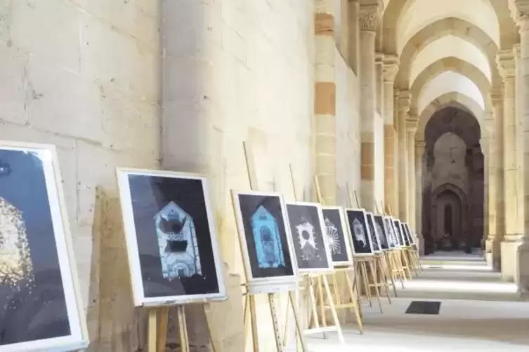Fotos in der Abteikirche zeigen die letztjährige Illumination des Gotteshauses.