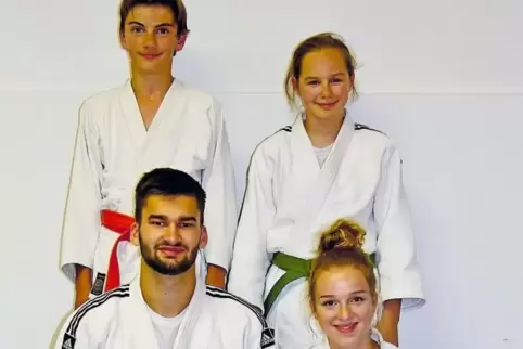Die Medaillengewinner des JC Schindhard: (hinten von links) Lauric Schwitzgebel, Josephine Link, (vorne) Philipp Wolf und Hannah