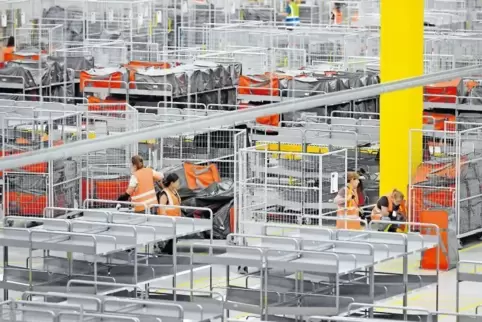Im Verteilzentrum werden die angelieferten Pakete nach Gebieten sortiert.