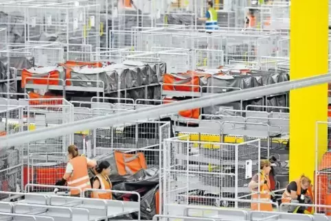 Im Verteilzentrum werden die angelieferten Pakete nach Gebieten sortiert.
