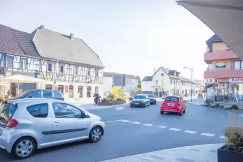 An der Kreuzung in Mutterstadts Ortsmitte läuft es nach dem Umbau besser, sagen die Mitglieder der Lokalen Agenda. Die Autofahre