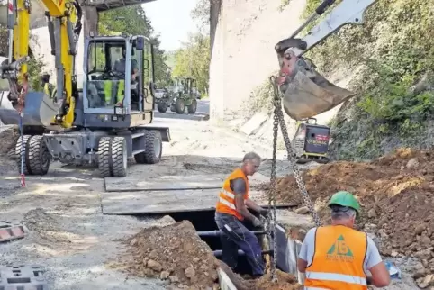 Hier werden neue Wasserleitungen verlegt: Unser Foto zeigt Bauarbeiter in Kleinkarlbach, die gestern unterhalb des Viadukts der 