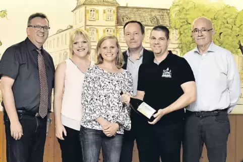 Landrat Clemens Körner (links) ernennt Nadja Schollmeier, Anja Ulrich, Ingo Böhn, Markus Ulrich und Rainer Lunk zu Weinpaten.