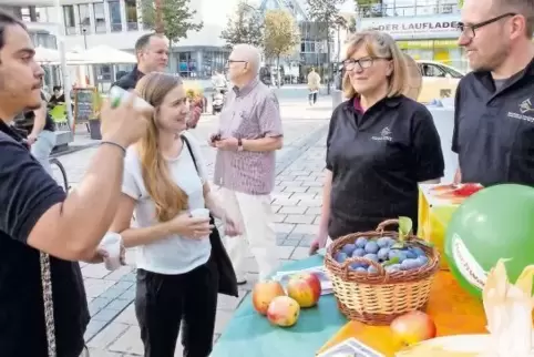 Aktionstag der Landwirtschaft am Altenhof: Andres Pinzon und Susanne Berndt stellen zusammen unter der Anleitung von Sonja Diehl