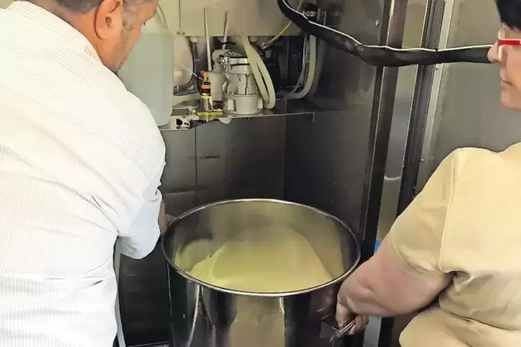 Die Guhls stellen Frischmilch in den Automaten