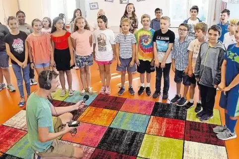 James Stenhouse nahm gestern mit Fünft- und Sechstklässlern der International School den Song „Nothing more“auf.