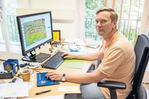 Stadtklimatologe Sascha Henninger kann am Computer beispielsweise Temperaturmodelle für Stadtteile durchsimulieren. Dabei spielt
