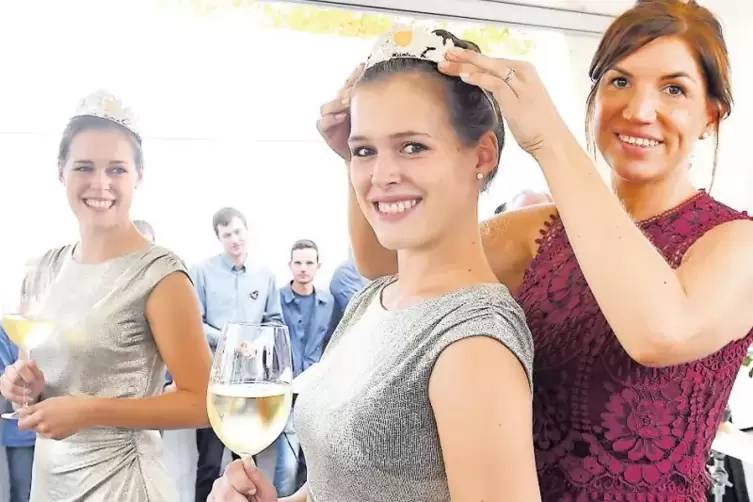 Weinprinzessinnen unter sich: Alicia und Elena Trinkaus mit ihrer Vorgängerin Julia Auermann (von links).
