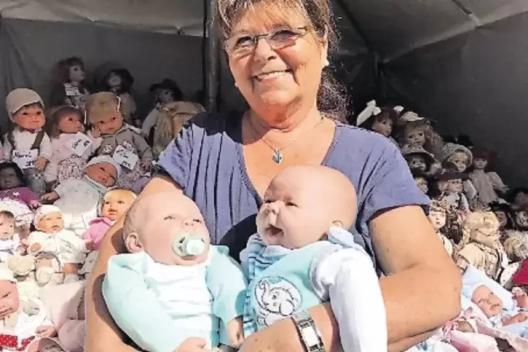 Fast echte Babys: Erna Fleck verkauft Puppen.