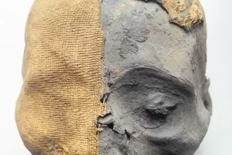 Noch teilweise bandagiert: Mumienkopf aus dem alten Ägypten.
