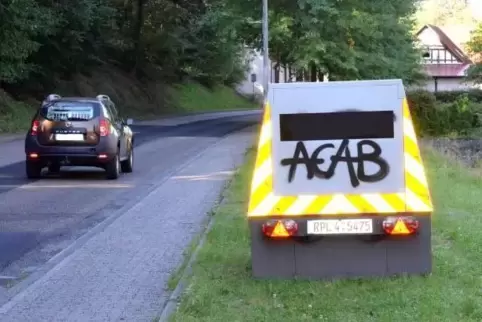 Die Polizei Waldfischbach-Burgalben ermittelt nun wegen Sachbeschädigung und Beleidigung. Foto: Andrea Daum 