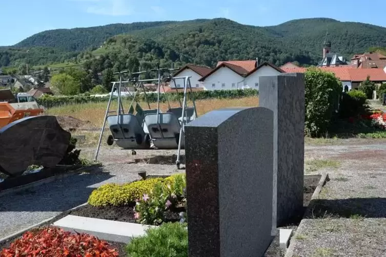 Auf Freiflächen wie beim Friedhof in St. Martin wurde bisher mit Pestiziden gearbeitet. Darauf soll künftig in der gesamten Verb