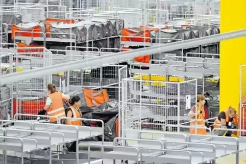 Im Mannheimer Verteilzentrum: Die Pakete werden nach Gebieten sortiert.