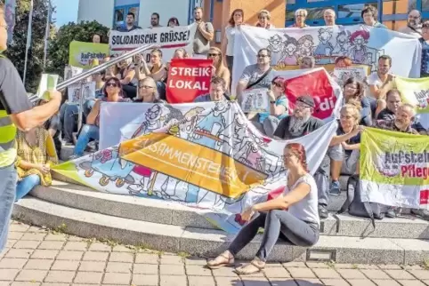 Vor der Jugendherberge präsentiert Michael Quetting (vorne links) das Ergebnis der Urabstimmung.
