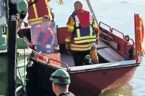 Brachte Rettungsdienst-Personal zu dem Verletzten: das Mehrzweckboot der Feuerwehr (hinten).