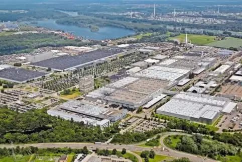 Das weltweit größte Lastwagenwerk steht in Wörth. Mit rund 10.000 Beschäftigten hier ist Mercedes-Benz der größte Arbeitgeber im