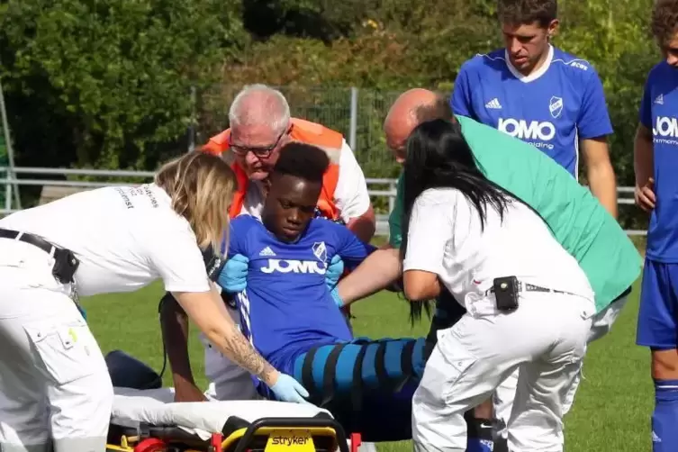 SGR-Spieler Dylan Sodji wird am Sonntag nach seiner Verletzung im Spiel in Fußgönheim in eine Ludwigshafener Klinik abtransporti