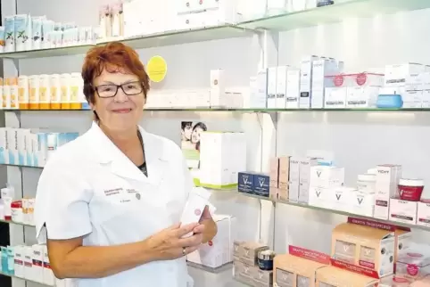Liebt ihren Beruf als Apothekenhelferin: die Morschheimerin Irmtraud Gauch.