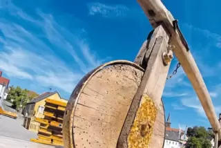 Der Platz am Backhaus ist mit historischen Ackergeräten geschmückt.